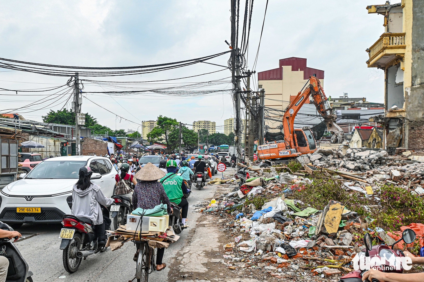 Người dân hối hả di dời, bàn giao mặt bằng làm đường vành đai khẩn cấp ở Hà Nội - Ảnh 7.