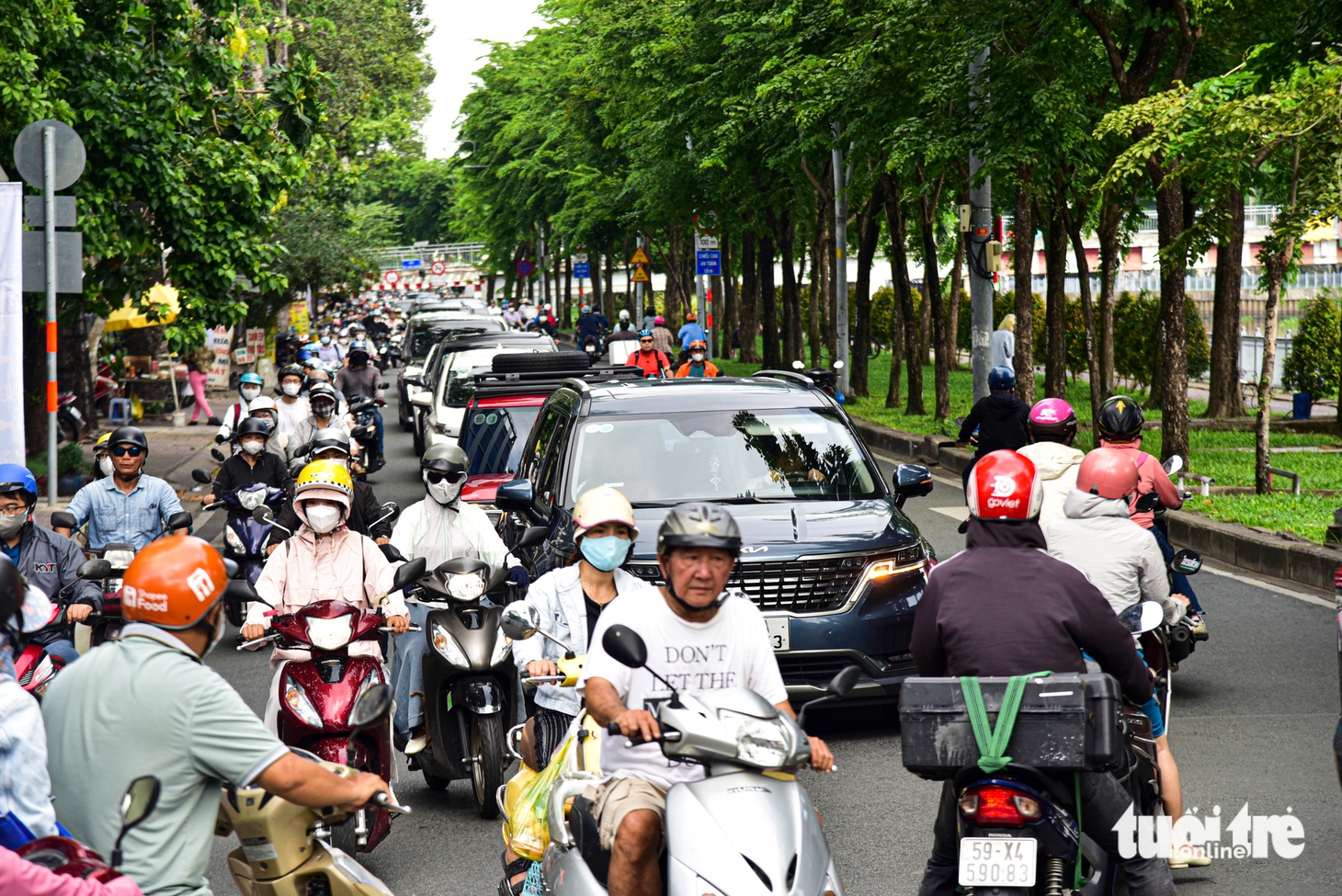 Vòng xoay Điện Biên Phủ sáng đầu tuần ổn định, một số đường lân cận ùn ứ - Ảnh 2.