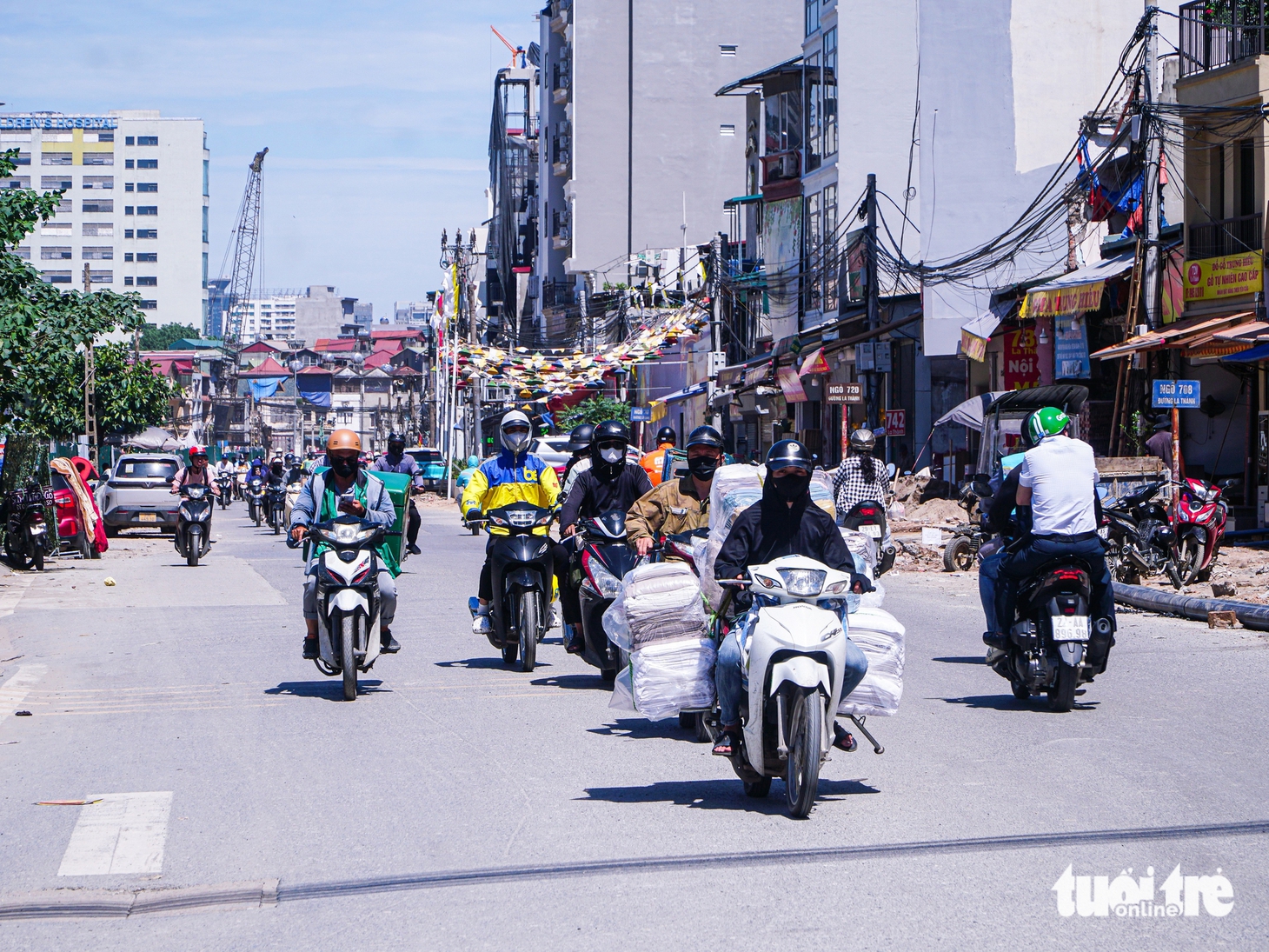 Người dân Hà Nội đội nắng mưu sinh trong ngày thủ đô nóng nhất cả nước - Ảnh 2.