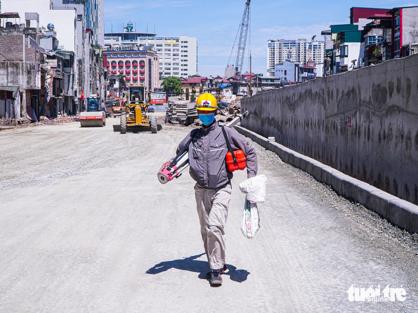 Người dân Hà Nội đội nắng mưu sinh trong ngày thủ đô nóng nhất cả nước - Ảnh 5.