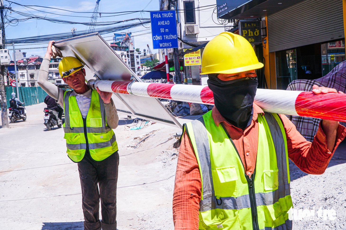 Người dân Hà Nội đội nắng mưu sinh trong ngày thủ đô nóng nhất cả nước - Ảnh 10.