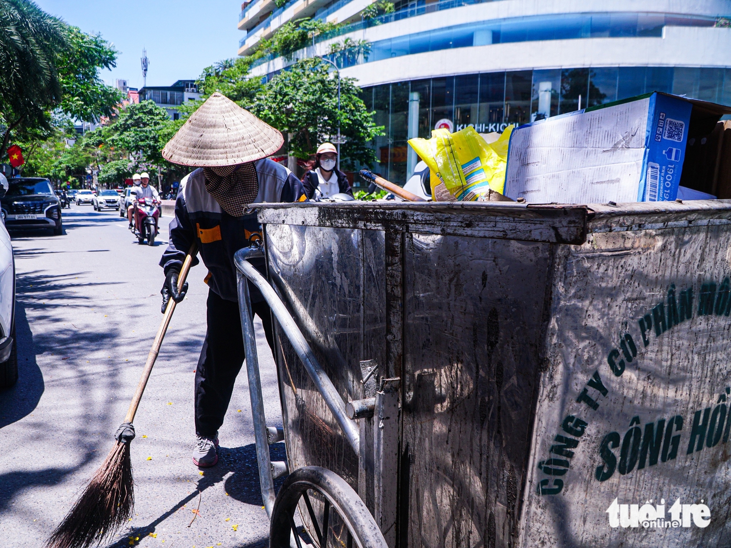 Người dân Hà Nội đội nắng mưu sinh trong ngày thủ đô nóng nhất cả nước - Ảnh 23.