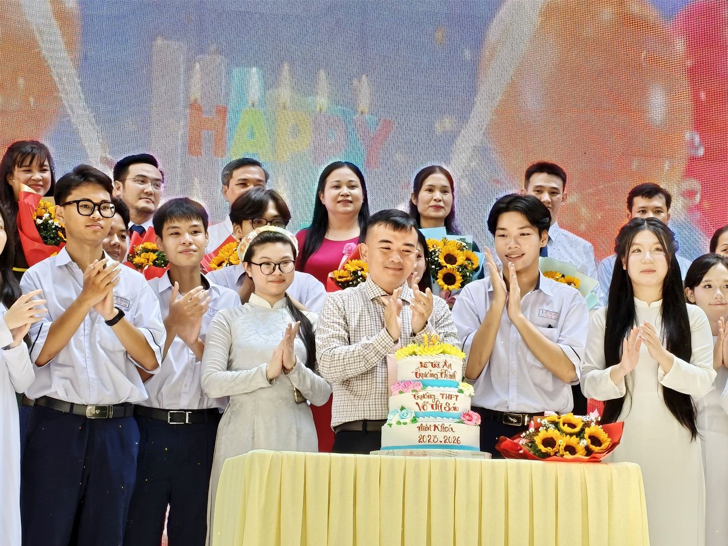 Thầy hiệu trưởng nhắn học trò trước ngày rời trường: ‘Đi xa cần sự tĩnh’ - Ảnh 6.
