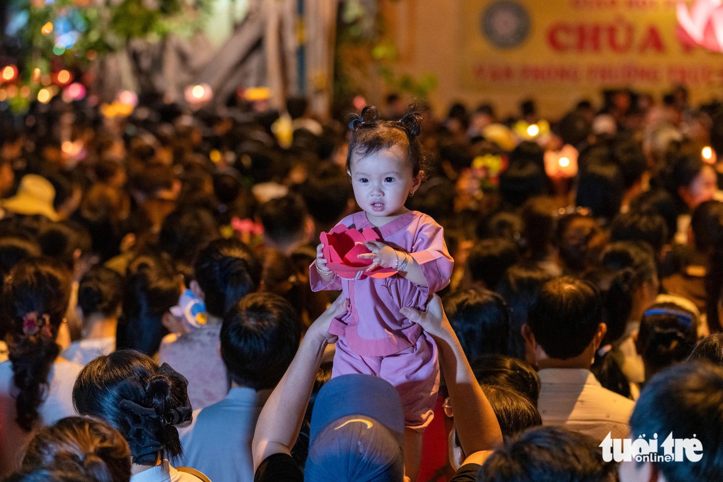 Hàng ngàn người về chùa Pháp Hoa thả hoa đăng cầu bình an mùa Phật đản - Ảnh 14.