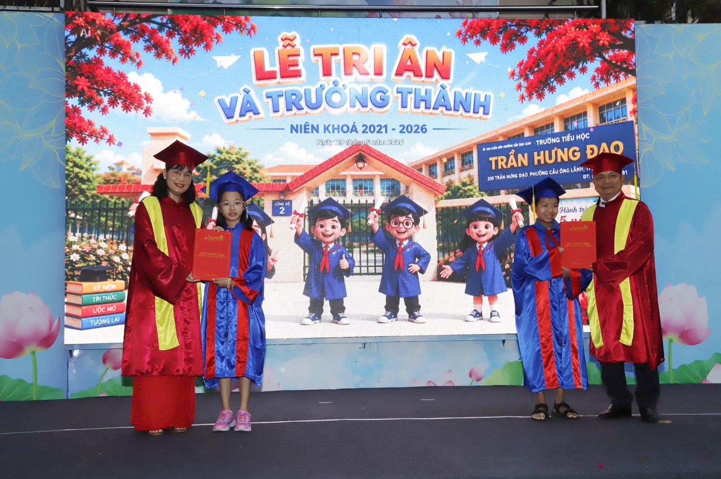 Hiệu trưởng ở TP.HCM trao 3 'chiếc chìa khóa' cho học sinh bước vào tương lai - Ảnh 1.