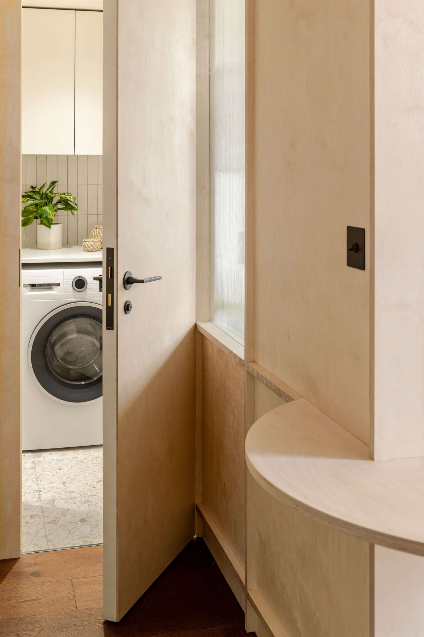 Khám phá căn hộ siêu nhỏ xoay quanh bức vách đa chức năng - Ảnh 15.