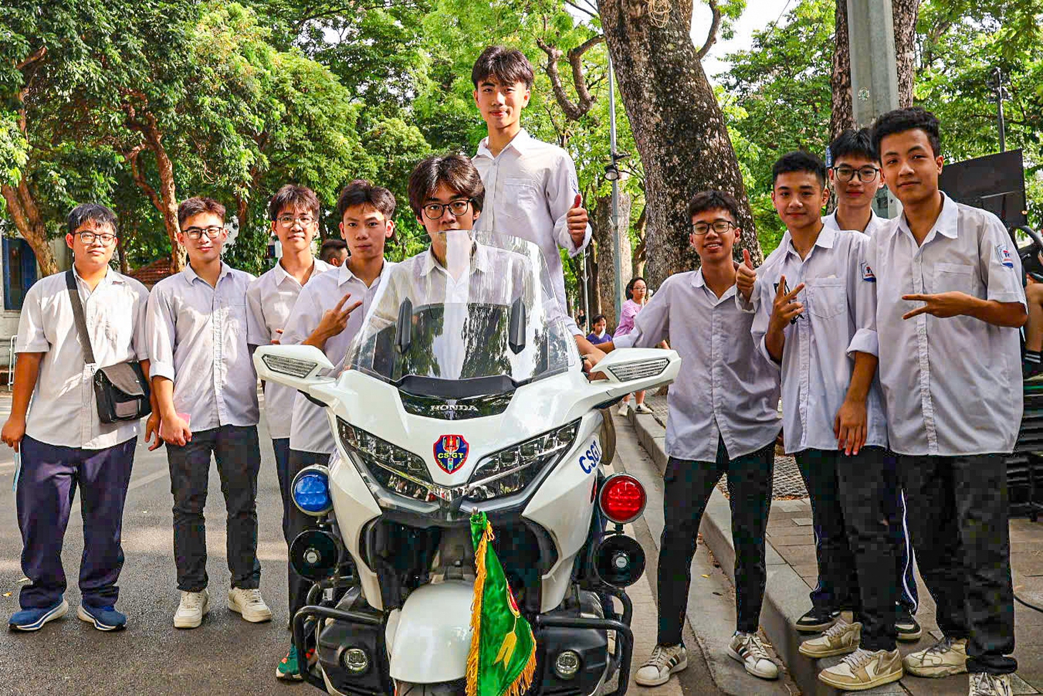 dẫn đoàn - Ảnh 1.