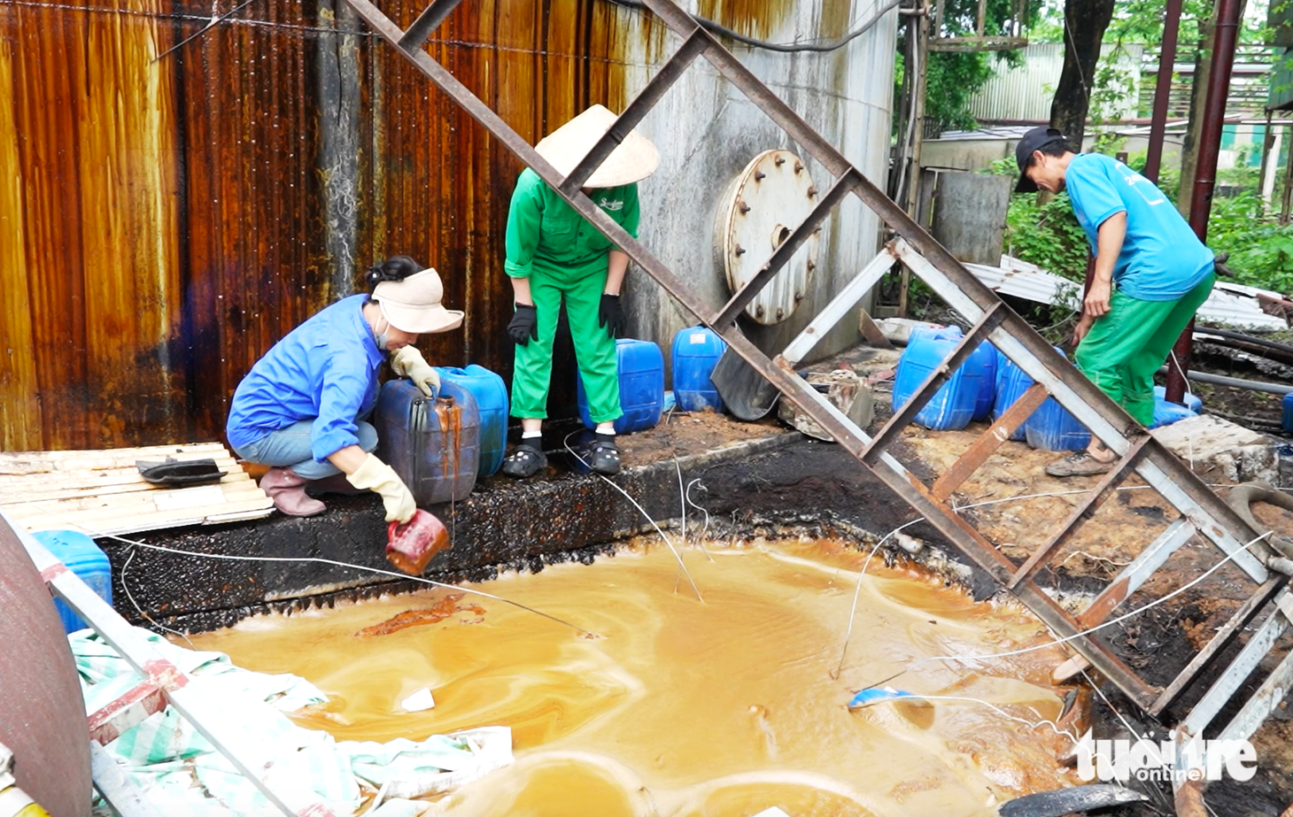 Hiện trường bể chứa mật mía bị thủng sau cơn dông - Ảnh 1.