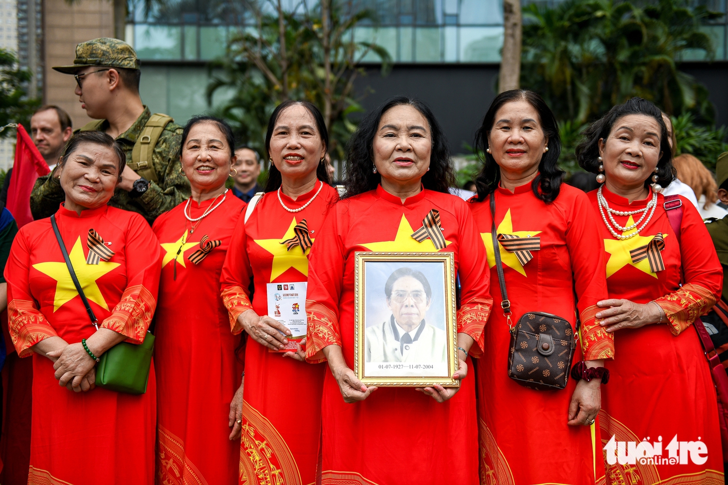 Hàng trăm người diễu hành 'Trung đoàn bất tử' kỷ niệm Ngày Chiến thắng - Ảnh 5.