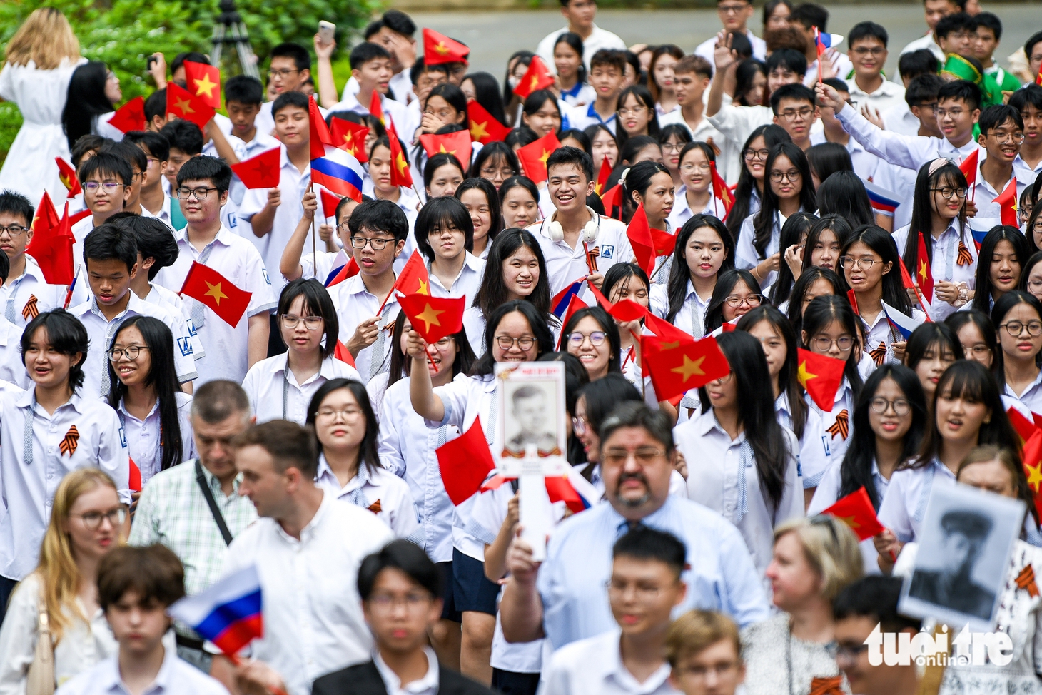 Hàng trăm người diễu hành 'Trung đoàn bất tử' kỷ niệm Ngày Chiến thắng - Ảnh 6.