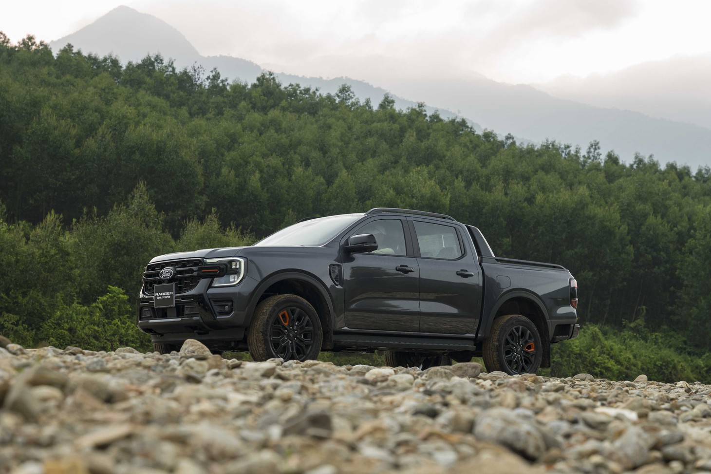 Ford Ranger Wildtrak 2026 ra mắt Việt Nam: Giá 1,093 tỉ, động cơ V6 mới mạnh hơn Hilux - Ảnh 8.