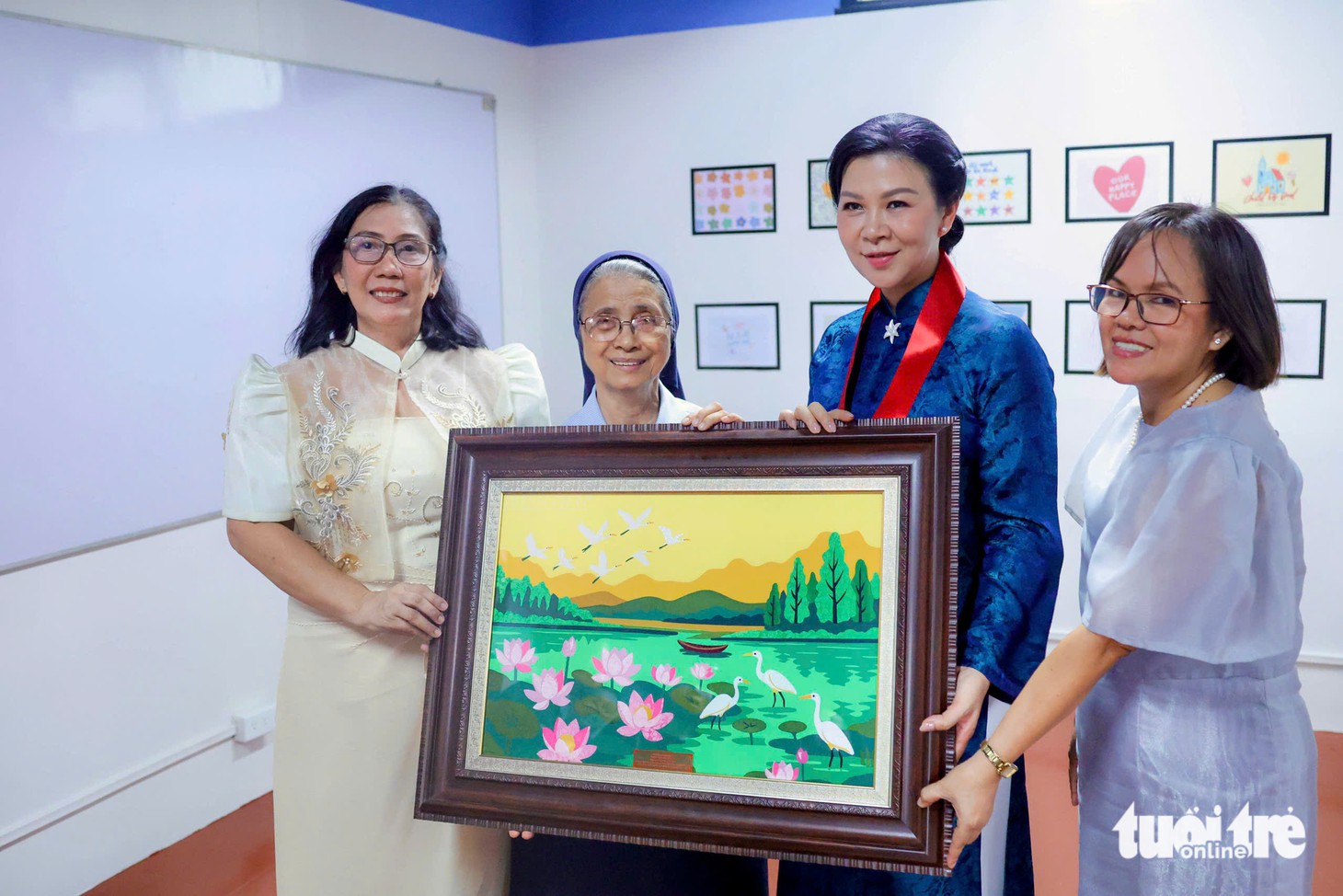 Trẻ em hoàn cảnh đặc biệt tại Philippines tặng vòng tay tự làm cho Phu nhân Ngô Phương Ly - Ảnh 5.