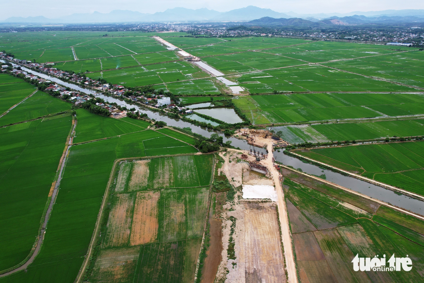 Cận cảnh dự án đường nghìn tỉ nối sân bay Huế bụi mù, thi công ì ạch - Ảnh 9.