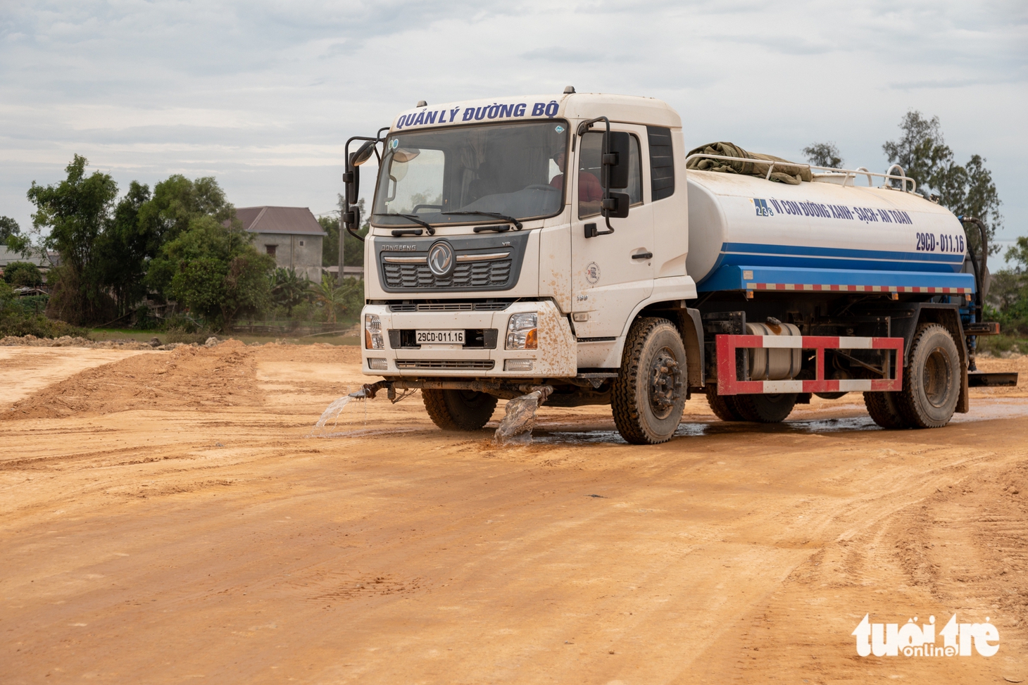 Bụi trắng quanh sân bay Quảng Trị, người dân phải đi lánh nạn - Ảnh 7.