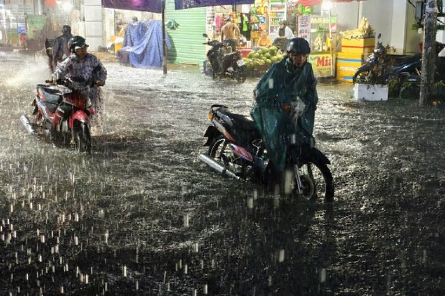 Mây dông đen kịt, TP.HCM dự báo mưa hơn 50mm - Ảnh 6.