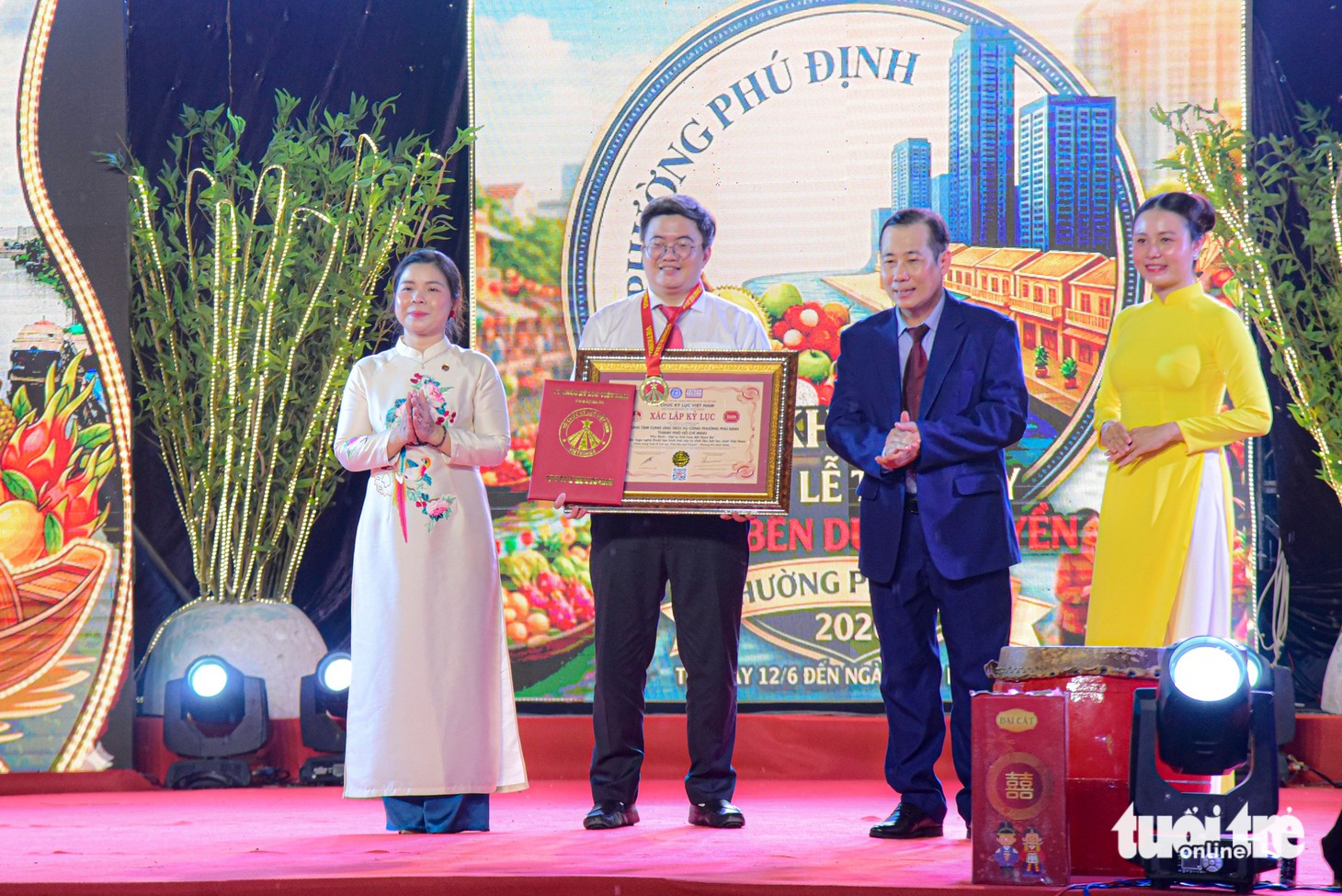 Nhộn nhịp khách tham quan, mua sắm đêm khai mạc Tuần lễ trái cây ở TP.HCM - Ảnh 8.