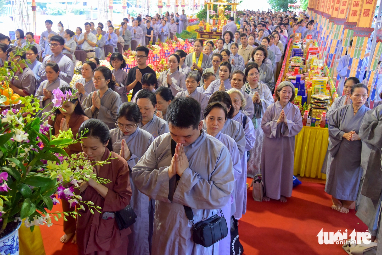 Lễ cầu siêu các anh hùng liệt sĩ tại công viên Lê Thị Riêng diễn ra xuyên đêm - Ảnh 2.