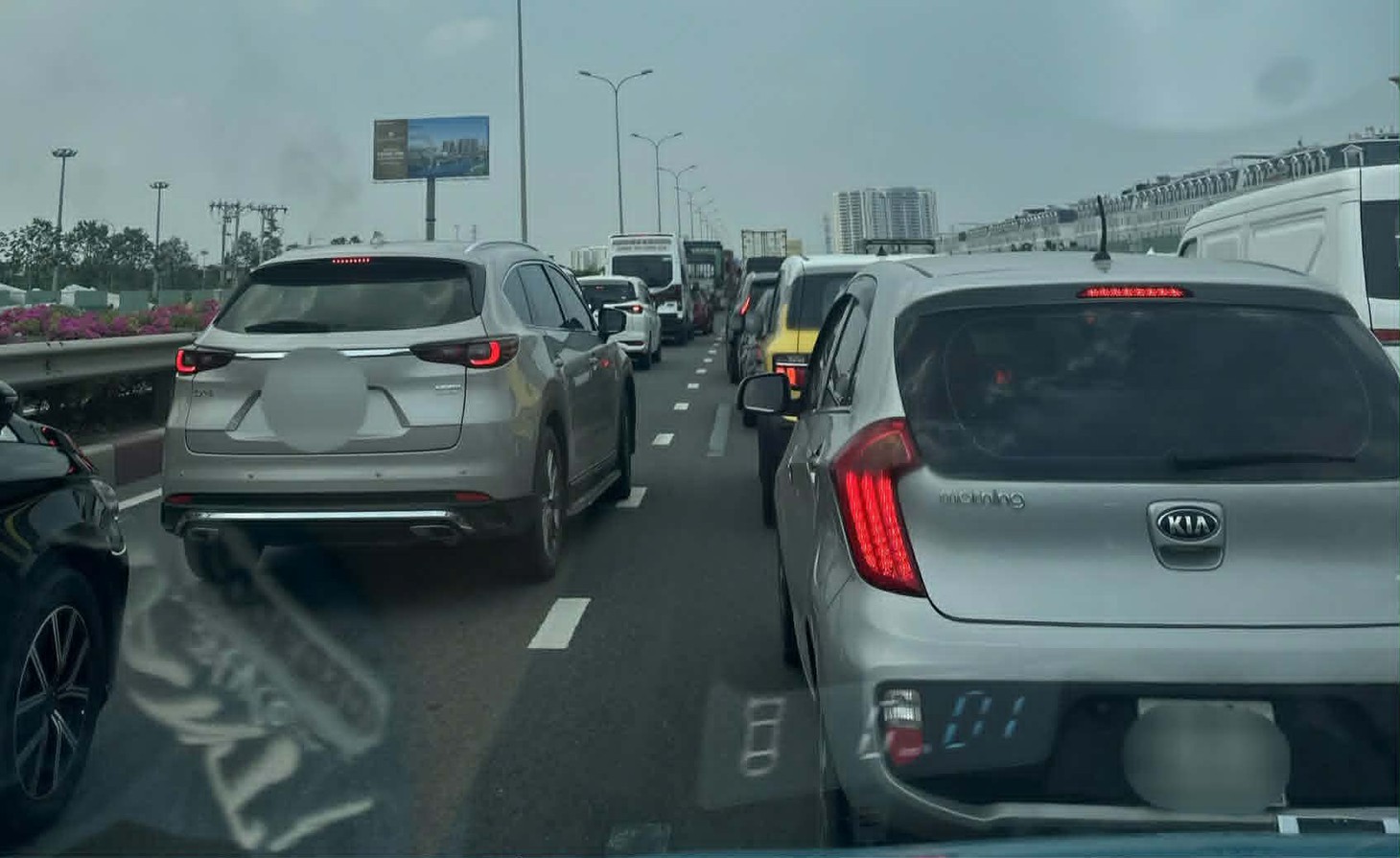 Kẹt xe 10km trên cao tốc TP.HCM - Long Thành - Ảnh 2.