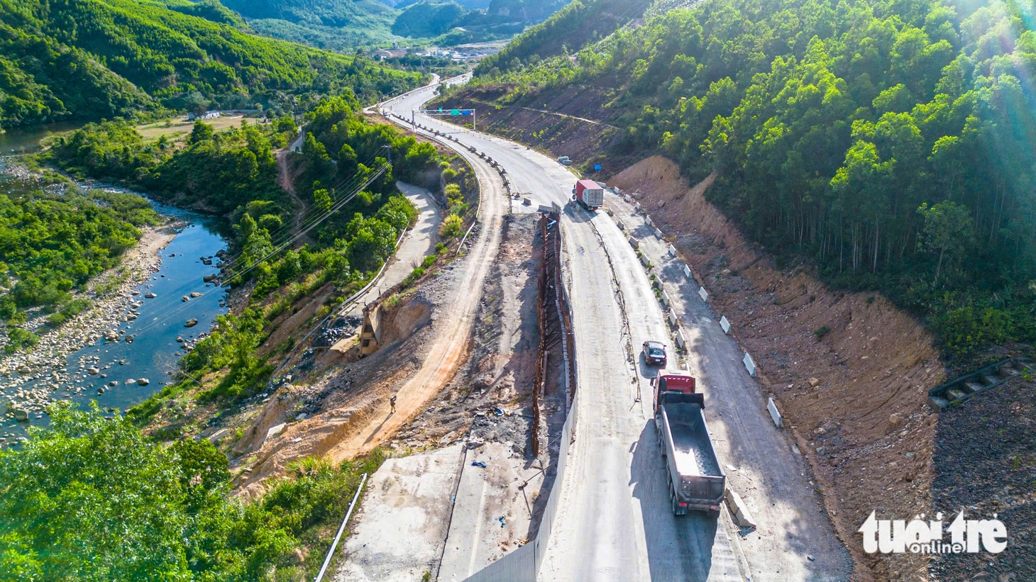 Diện mạo cao tốc La Sơn - Hòa Liên 4 làn xe gần đến ngày về đích - Ảnh 5.