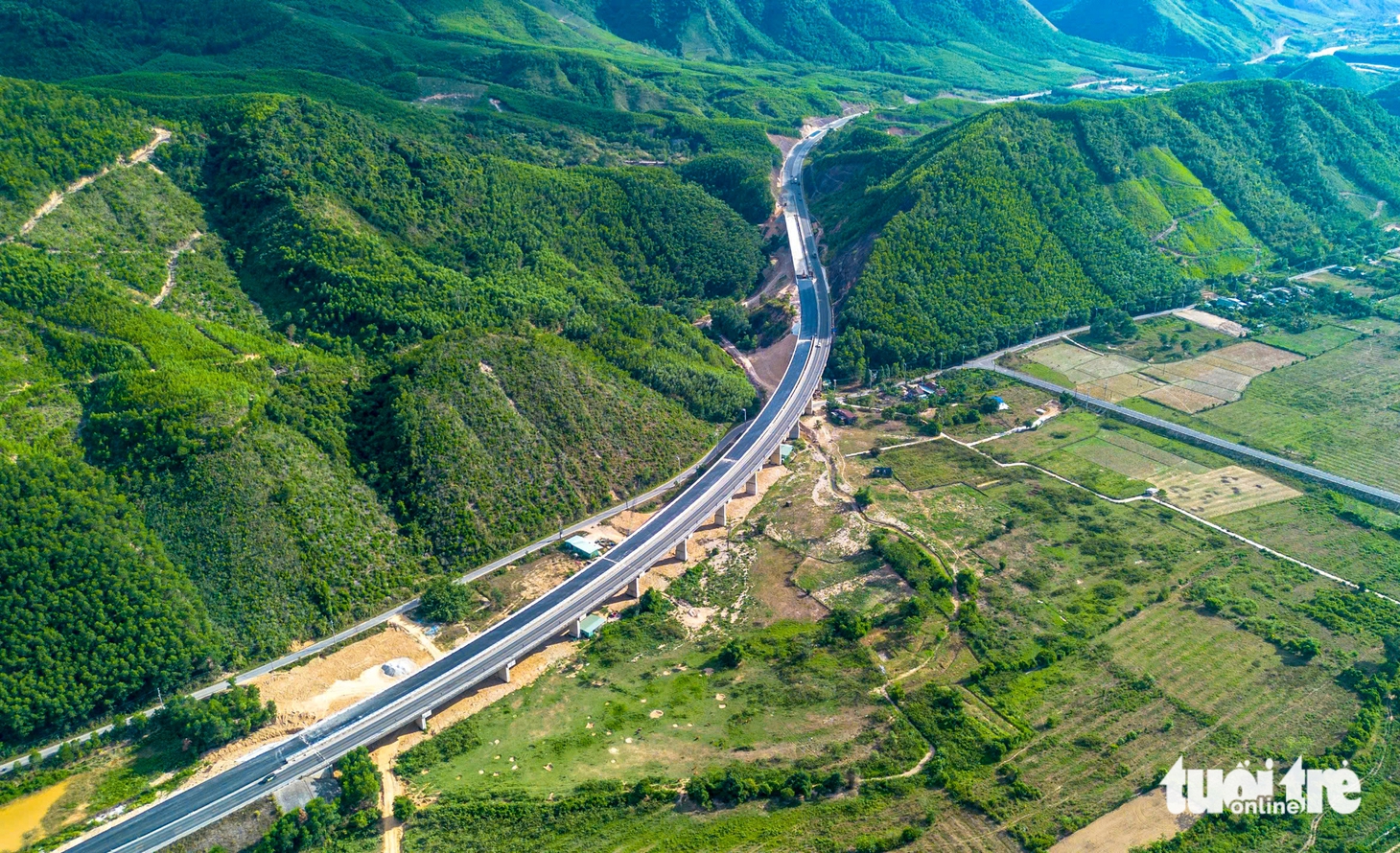 Diện mạo cao tốc La Sơn - Hòa Liên 4 làn xe gần đến ngày về đích - Ảnh 7.