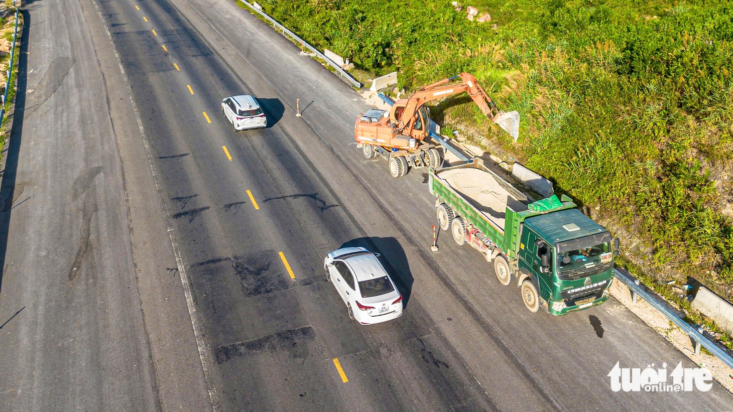 Diện mạo cao tốc La Sơn - Hòa Liên 4 làn xe gần đến ngày về đích - Ảnh 8.
