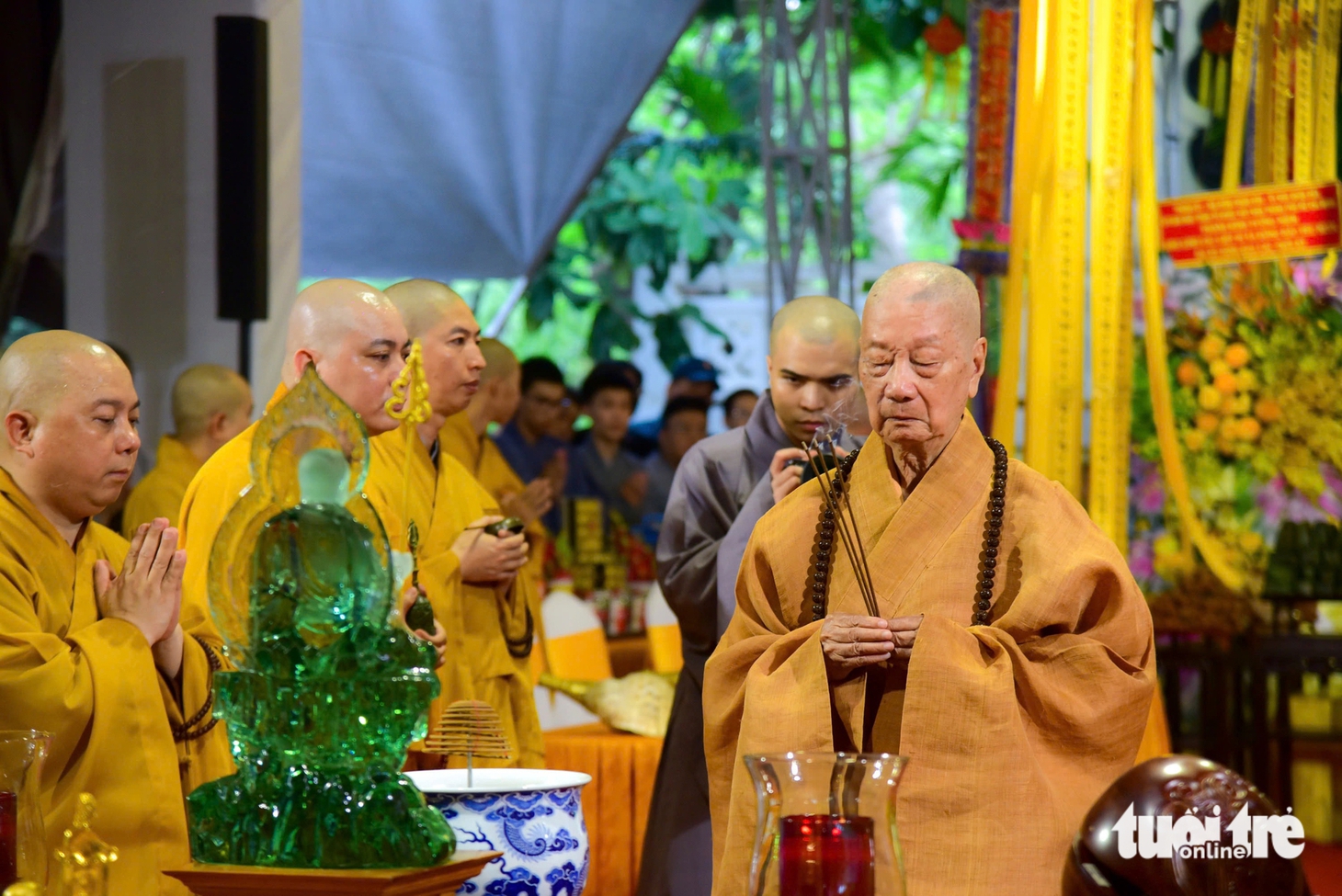 Lãnh đạo TP.HCM, Quân khu 7 dự lễ tưởng niệm, cầu siêu liệt sĩ tại công viên Lê Thị Riêng - Ảnh 6.