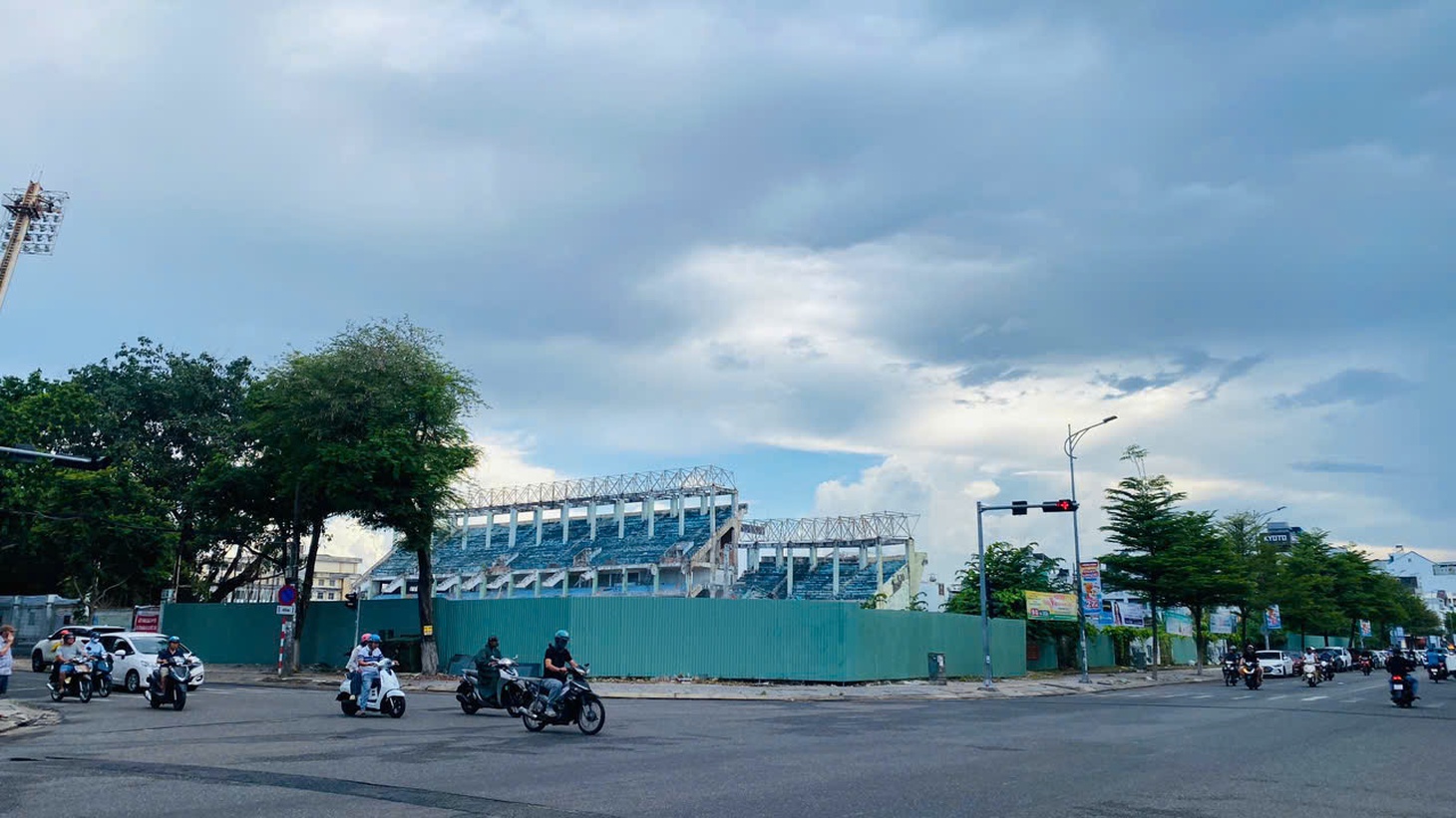 Gió lớn bất ngờ ở trung tâm Đà Nẵng, bụi từ sân Chi Lăng cuộn mù trời - Ảnh 4.