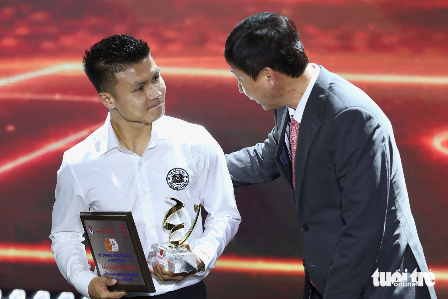 HLV Kim Sang Sik trao danh hiệu Cầu thủ xuất sắc nhất V-League cho Quang Hải - Ảnh 4.