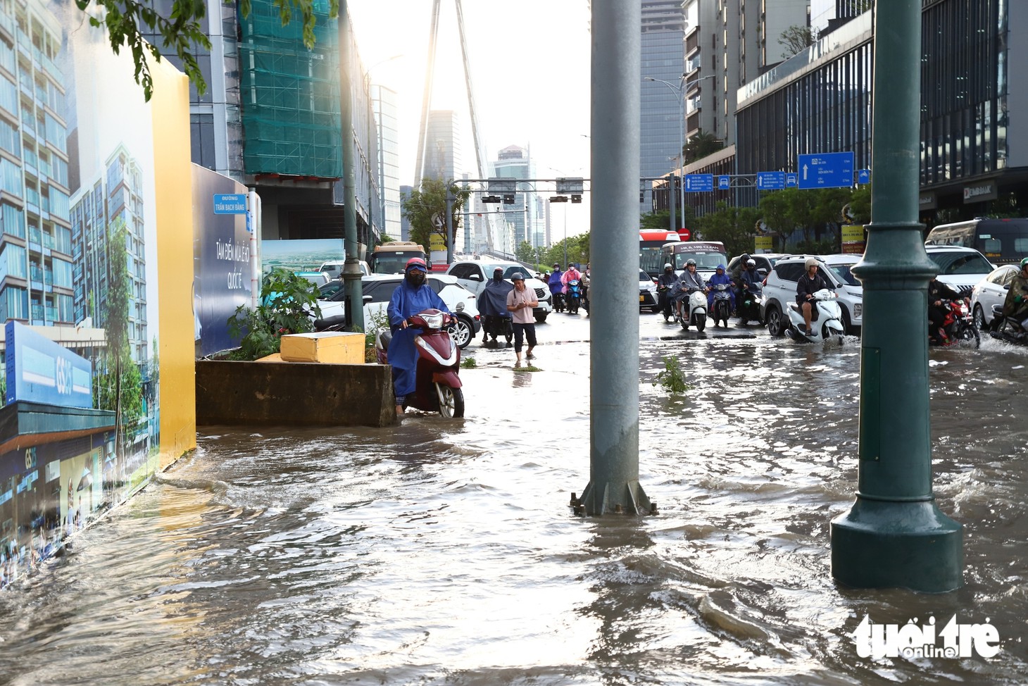Đường ngập sau cơn mưa lớn ở TP.HCM, người dân vất vả dắt xe máy giữa dòng nước - Ảnh 3.