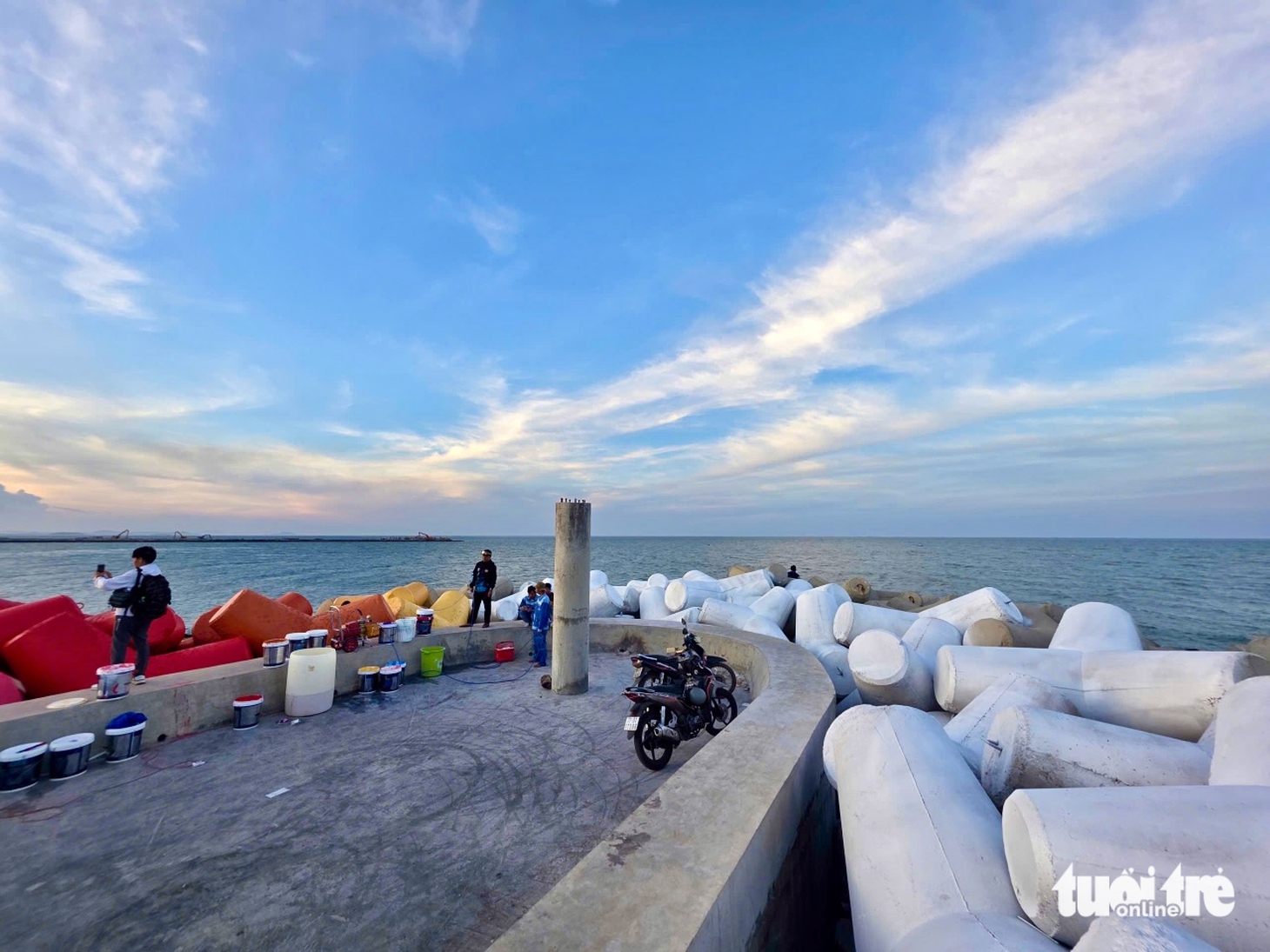 Bờ kè Xóm Rớ 'thay áo mới', thành điểm check-in hút khách - Ảnh 7.