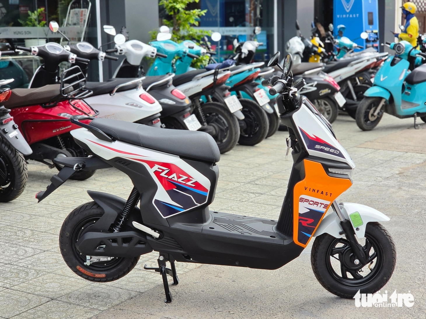 Cận cảnh xe máy điện VinFast Flazz Max: Giá còn hơn 13 triệu sau ưu đãi, bộ tem nổi bật, đi 85km/sạc - Ảnh 2.