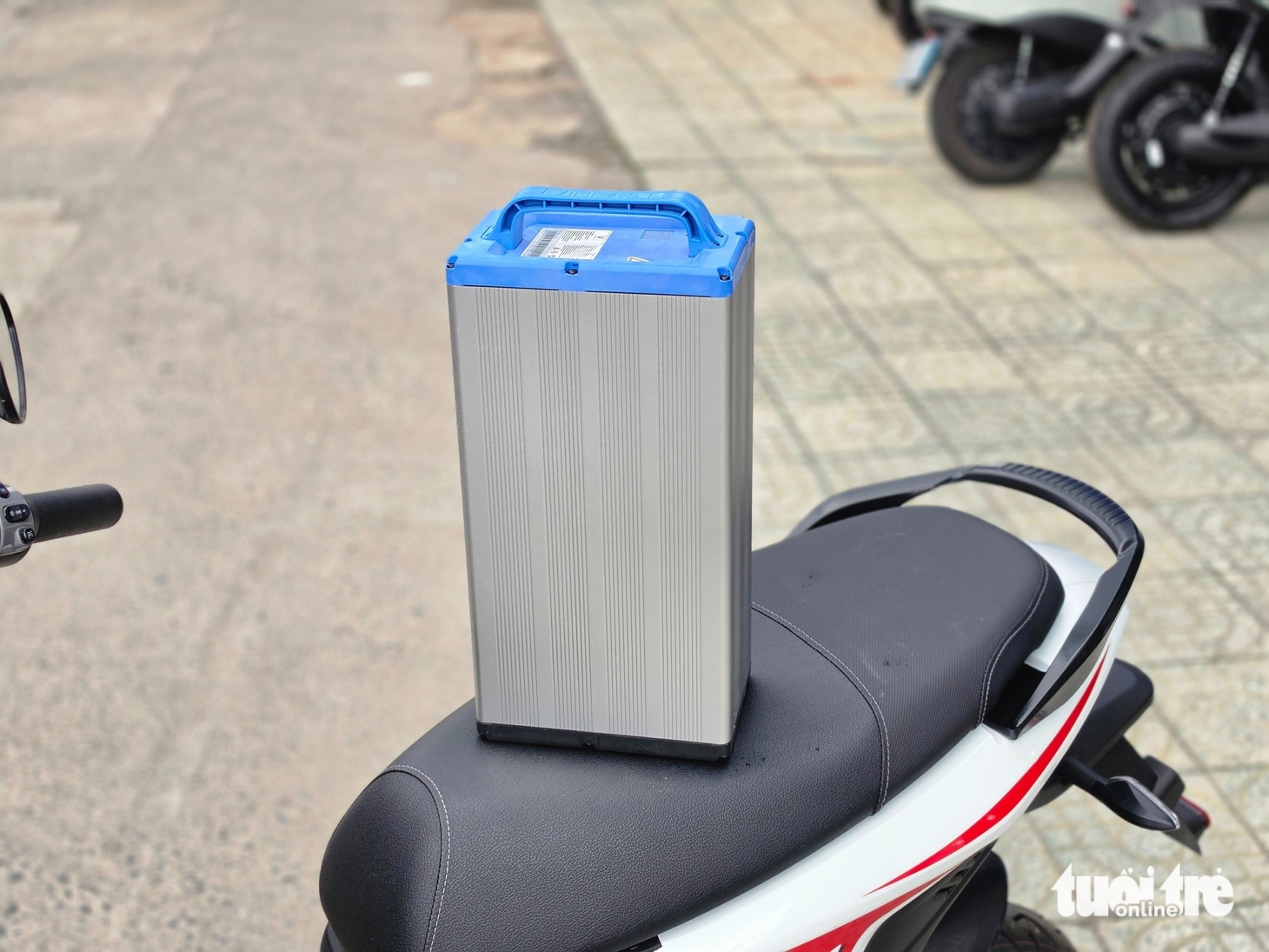 Cận cảnh xe máy điện VinFast Flazz Max: Giá còn hơn 13 triệu sau ưu đãi, bộ tem nổi bật, đi 85km/sạc - Ảnh 16.