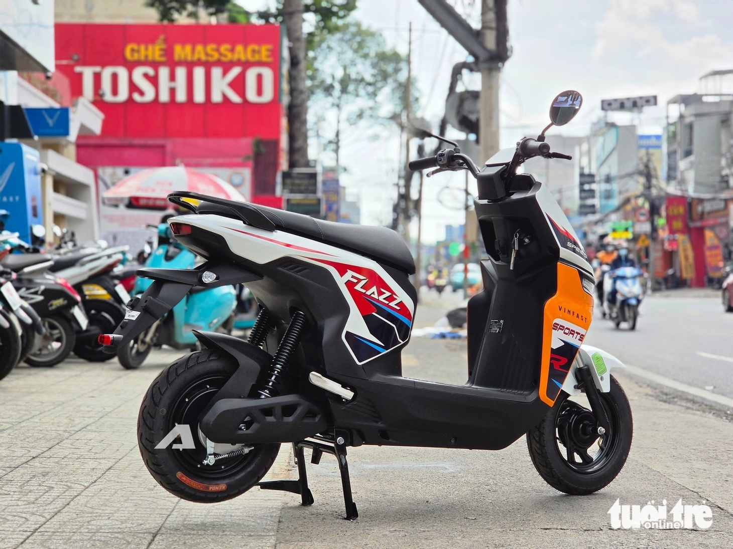 Cận cảnh xe máy điện VinFast Flazz Max: Giá còn hơn 13 triệu sau ưu đãi, bộ tem nổi bật, đi 85km/sạc - Ảnh 17.