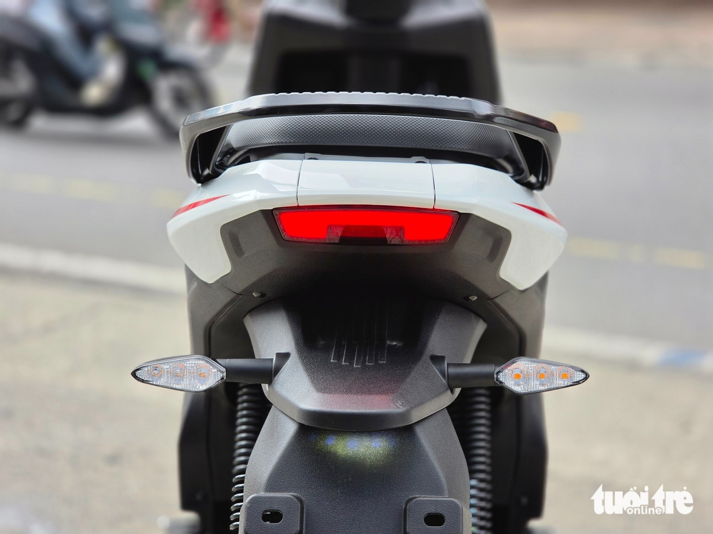 Cận cảnh xe máy điện VinFast Flazz Max: Giá còn hơn 13 triệu sau ưu đãi, bộ tem nổi bật, đi 85km/sạc - Ảnh 18.