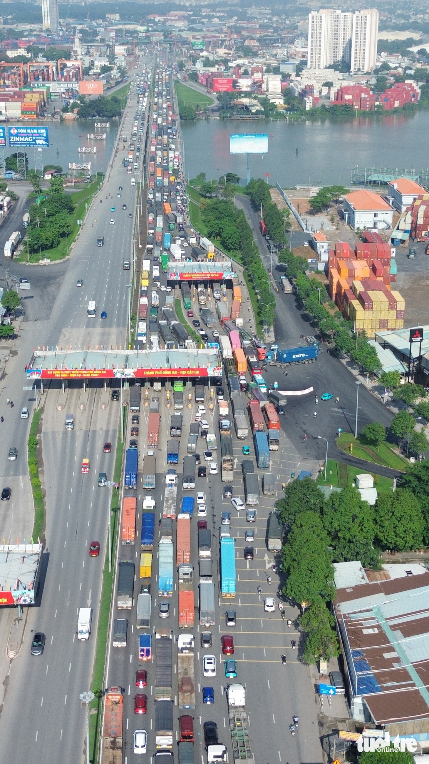 Quốc lộ 1 kẹt xe gần 5km khi xe tải lật chắn ngang đường trên cầu vượt Tân Vạn - Ảnh 1.
