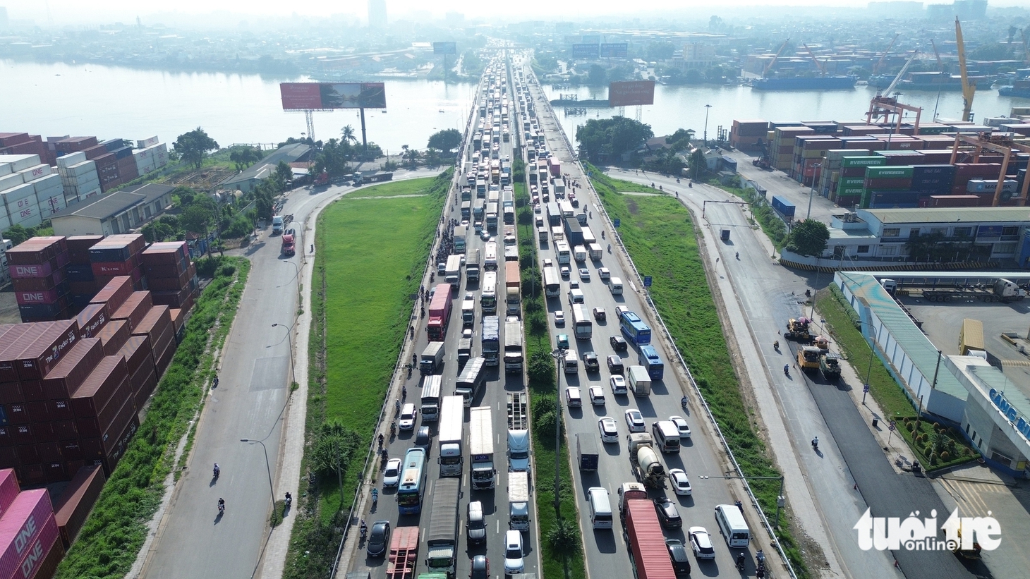 Quốc lộ 1 kẹt xe gần 5km khi xe tải lật chắn ngang đường trên cầu vượt Tân Vạn - Ảnh 2.