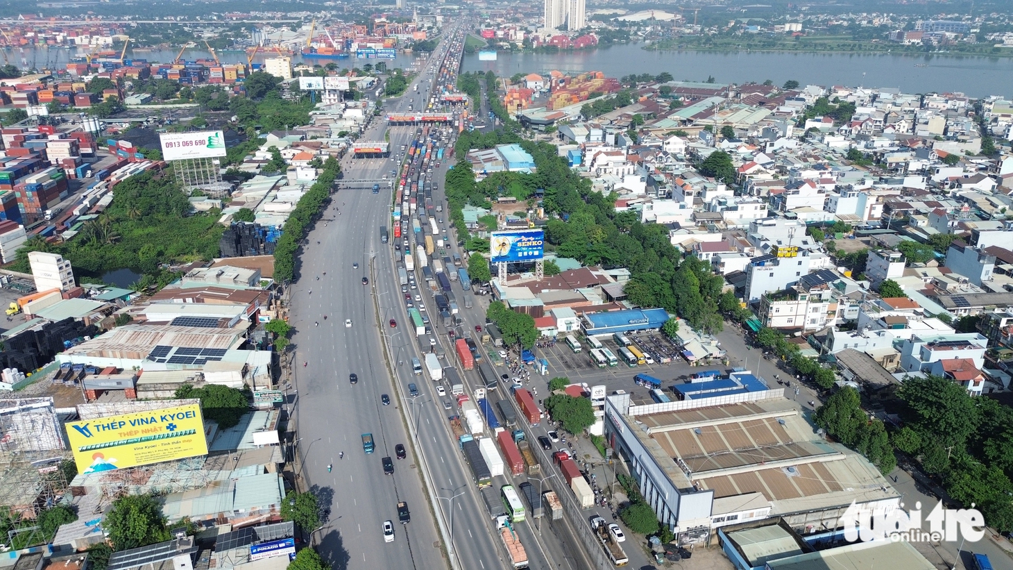 Quốc lộ 1 kẹt xe gần 5km khi xe tải lật chắn ngang đường trên cầu vượt Tân Vạn - Ảnh 3.