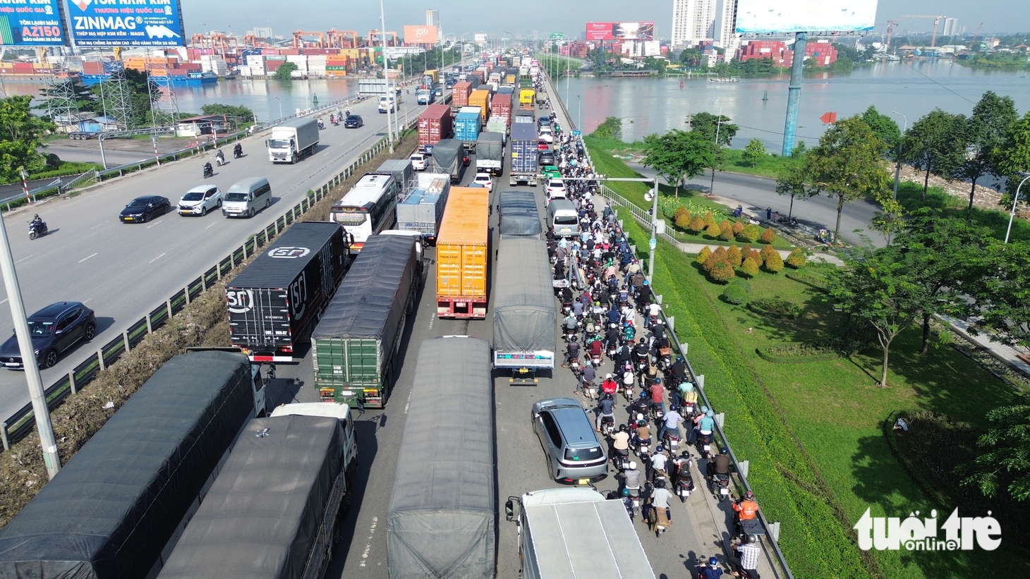 Quốc lộ 1 kẹt xe gần 5km khi xe tải lật chắn ngang đường trên cầu vượt Tân Vạn - Ảnh 4.