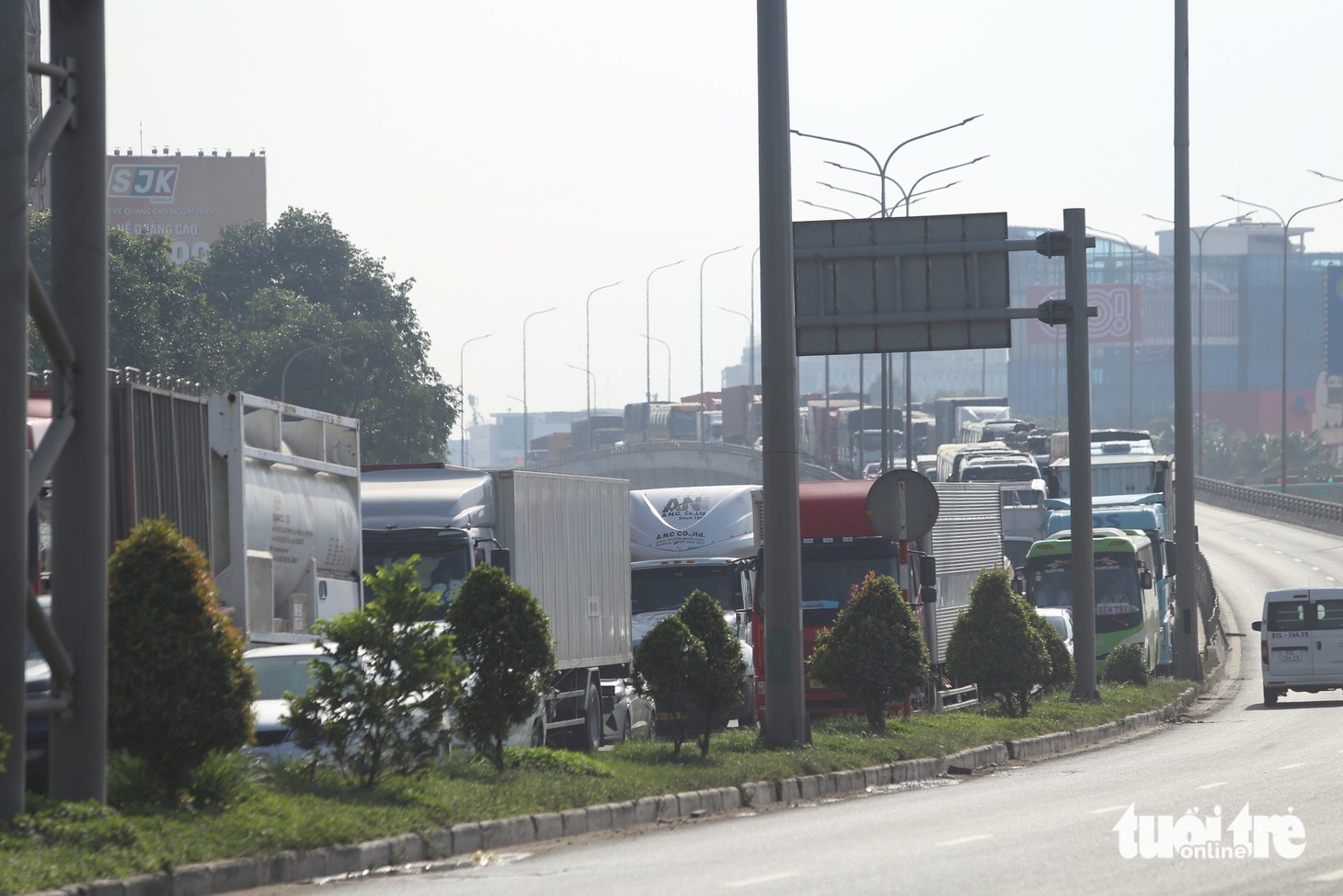 Quốc lộ 1 kẹt xe gần 5km khi xe tải lật chắn ngang đường trên cầu vượt Tân Vạn - Ảnh 5.