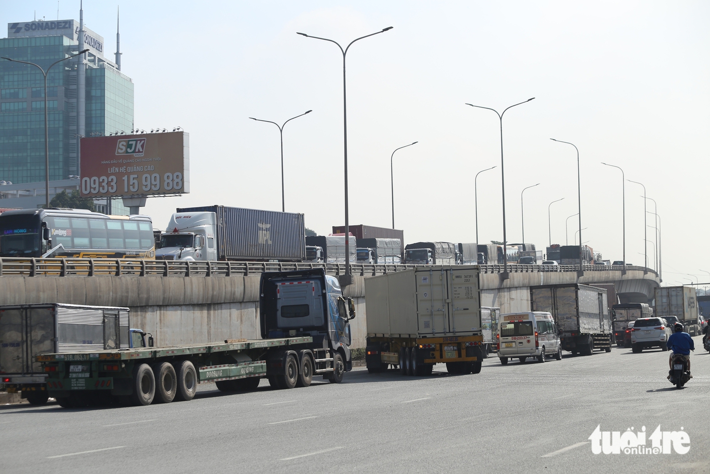 Quốc lộ 1 kẹt xe gần 5km khi xe tải lật chắn ngang đường trên cầu vượt Tân Vạn - Ảnh 6.