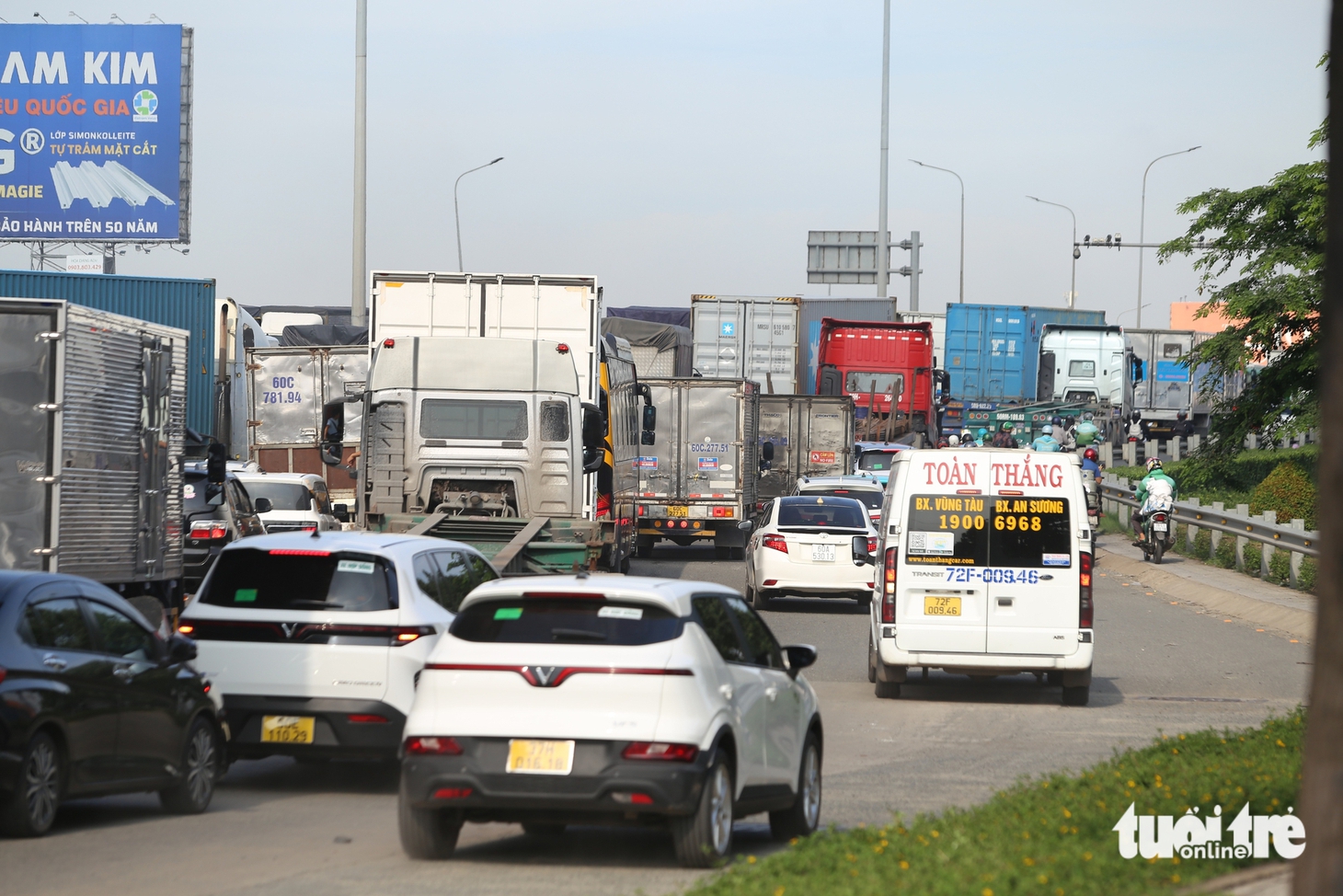 Quốc lộ 1 kẹt xe gần 5km khi xe tải lật chắn ngang đường trên cầu vượt Tân Vạn - Ảnh 7.