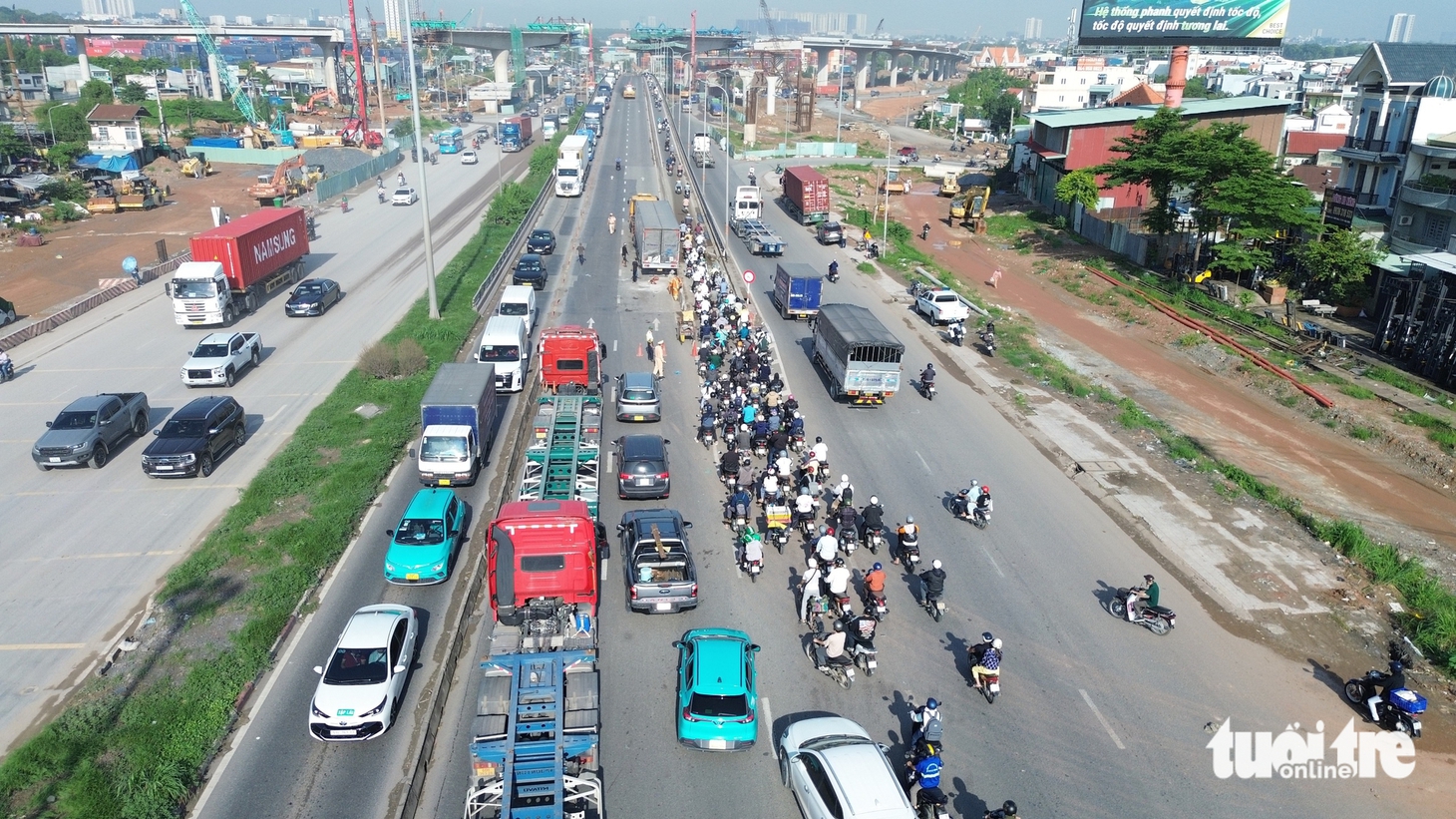 Quốc lộ 1 kẹt xe gần 5km khi xe tải lật chắn ngang đường trên cầu vượt Tân Vạn - Ảnh 8.