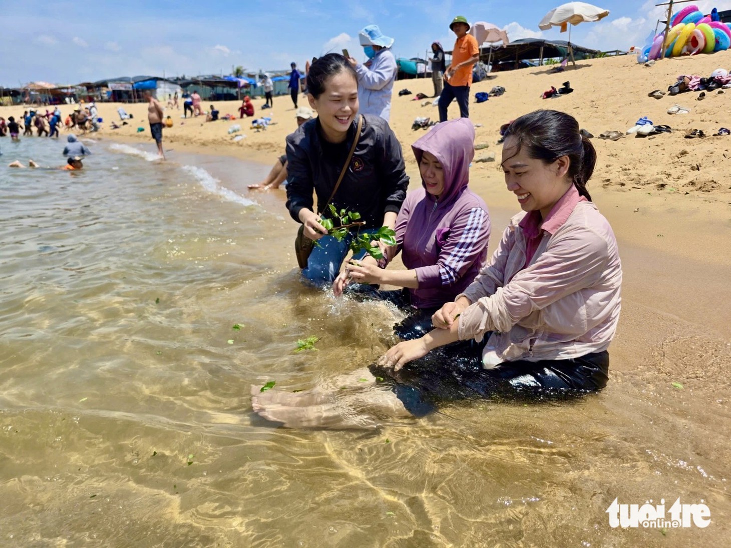 Tắm biển giữa trưa Tết Đoan ngọ - Ảnh 5.