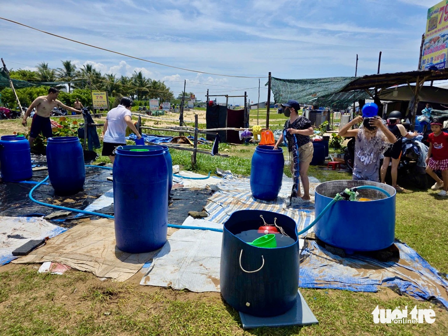 Tắm biển giữa trưa Tết Đoan ngọ - Ảnh 7.