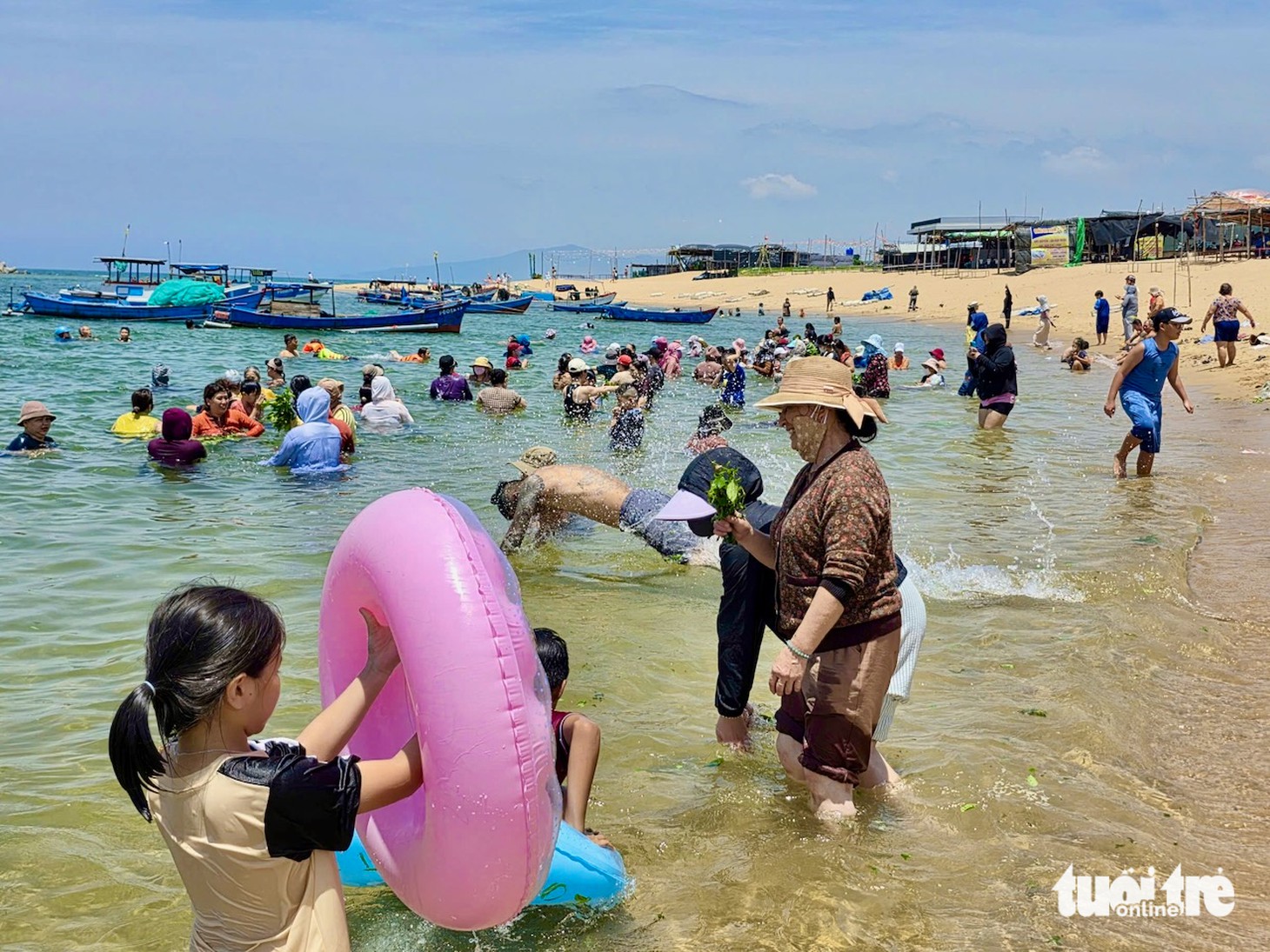 Tắm biển giữa trưa Tết Đoan ngọ - Ảnh 8.