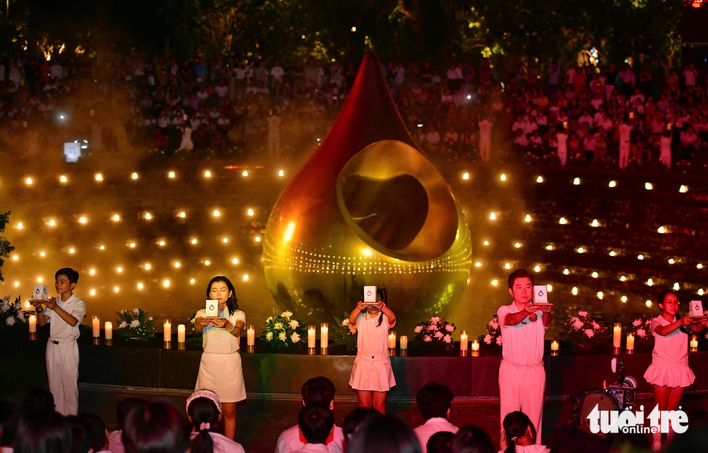 H’Hen Niê, Quyền Linh cùng 200 trẻ mồ côi thắp nến tưởng niệm nạn nhân COVID-19 - Ảnh 1.