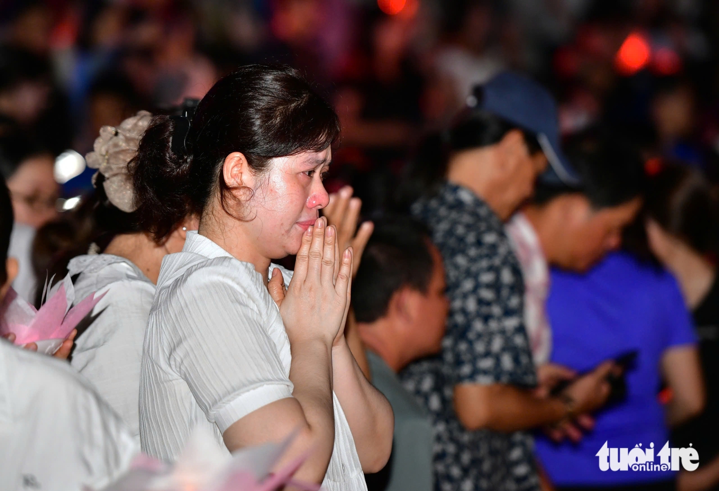 H’Hen Niê, Quyền Linh cùng 200 trẻ mồ côi thắp nến tưởng niệm nạn nhân COVID-19 - Ảnh 4.