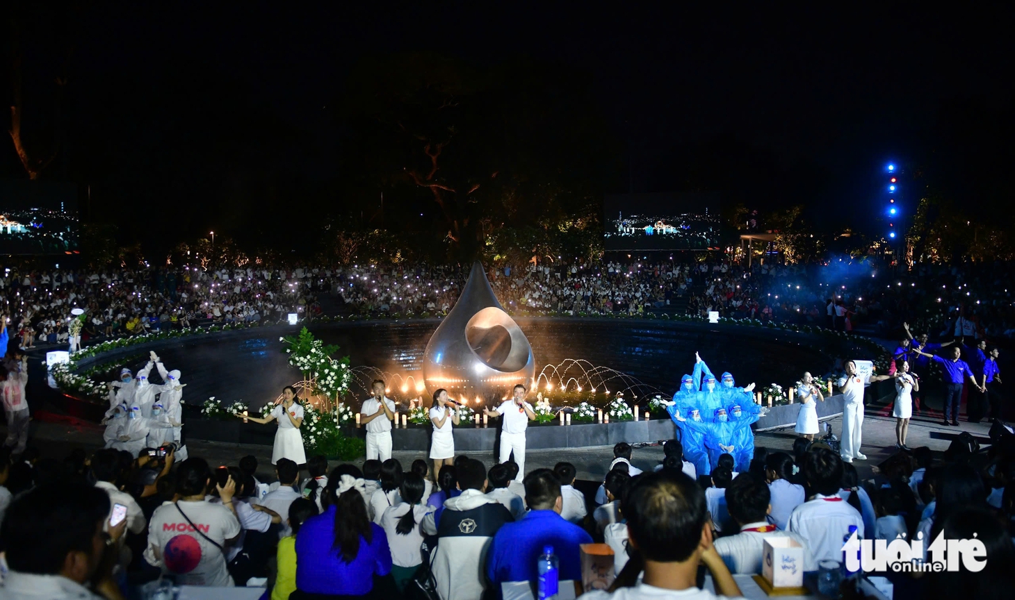 H’Hen Niê, Quyền Linh cùng 200 trẻ mồ côi thắp nến tưởng niệm nạn nhân COVID-19 - Ảnh 5.
