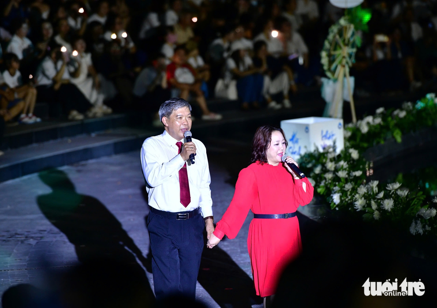 H’Hen Niê, Quyền Linh cùng 200 trẻ mồ côi thắp nến tưởng niệm nạn nhân COVID-19 - Ảnh 6.