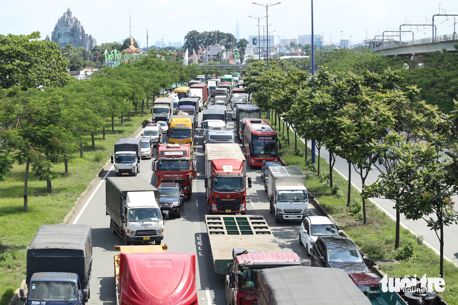 Kẹt xe nghiêm trọng kéo dài nhiều km trên xa lộ Hà Nội, người dân chật vật giữa dòng xe tải và container - Ảnh 3.